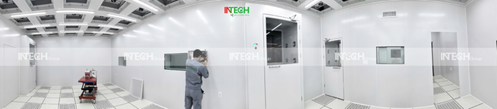 Kỹ thuật viên Nhà máy INTECH Air & Cleantech thao tác trong phòng sạch ISO 5 của LTD