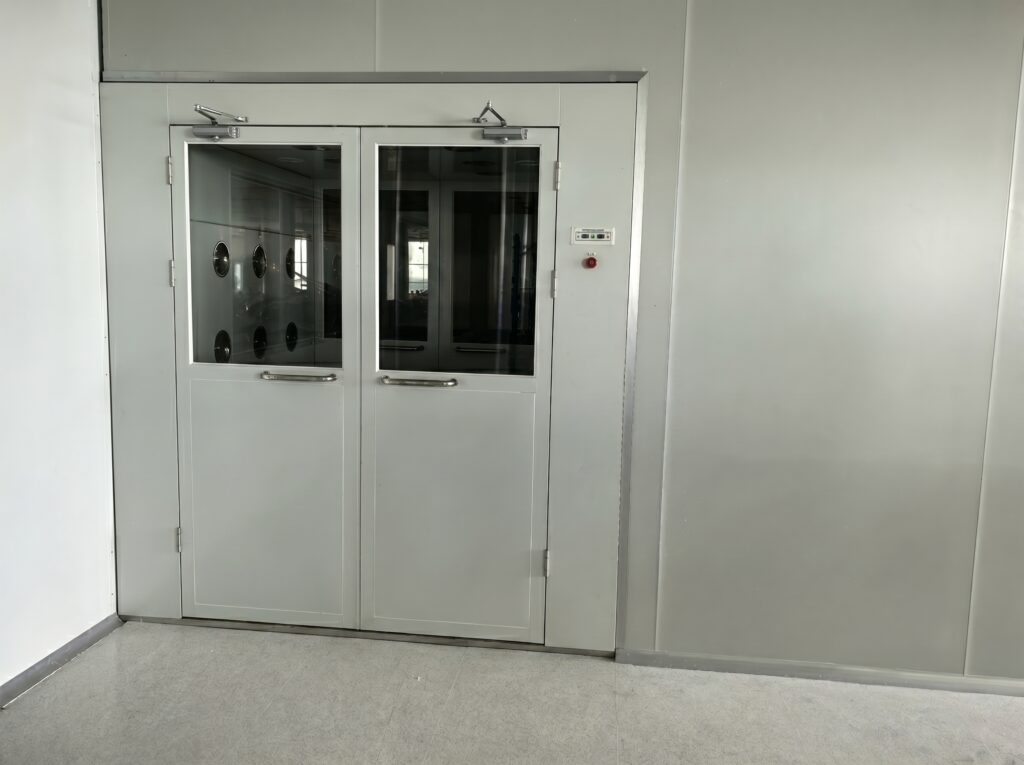 Air Shower được bố trí tại lối ra vào phòng sạch