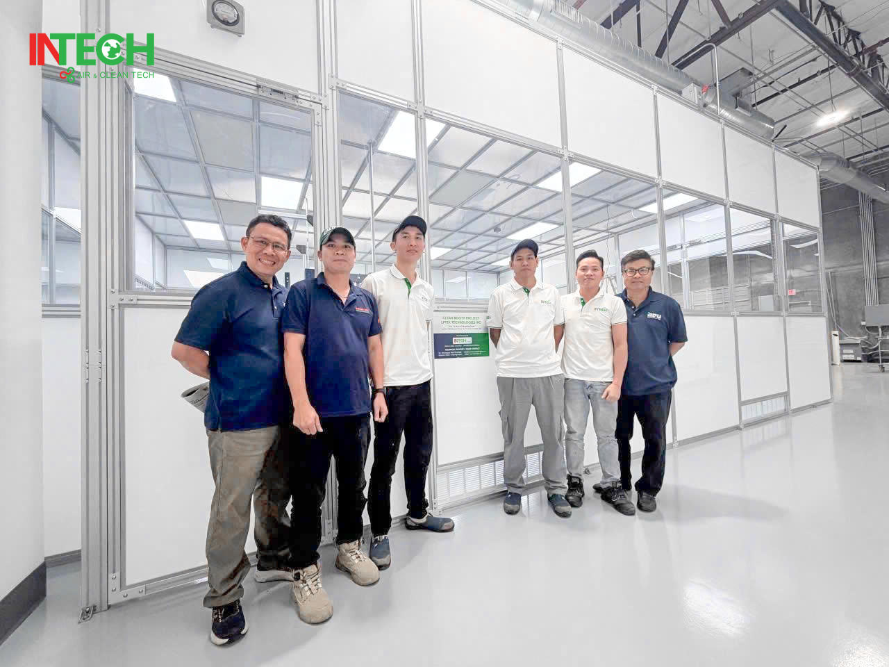 Đội ngũ INTECH Air & Cleantech cùng đối tác/KH trước khu vực Clean Booth đã hoàn thiện
