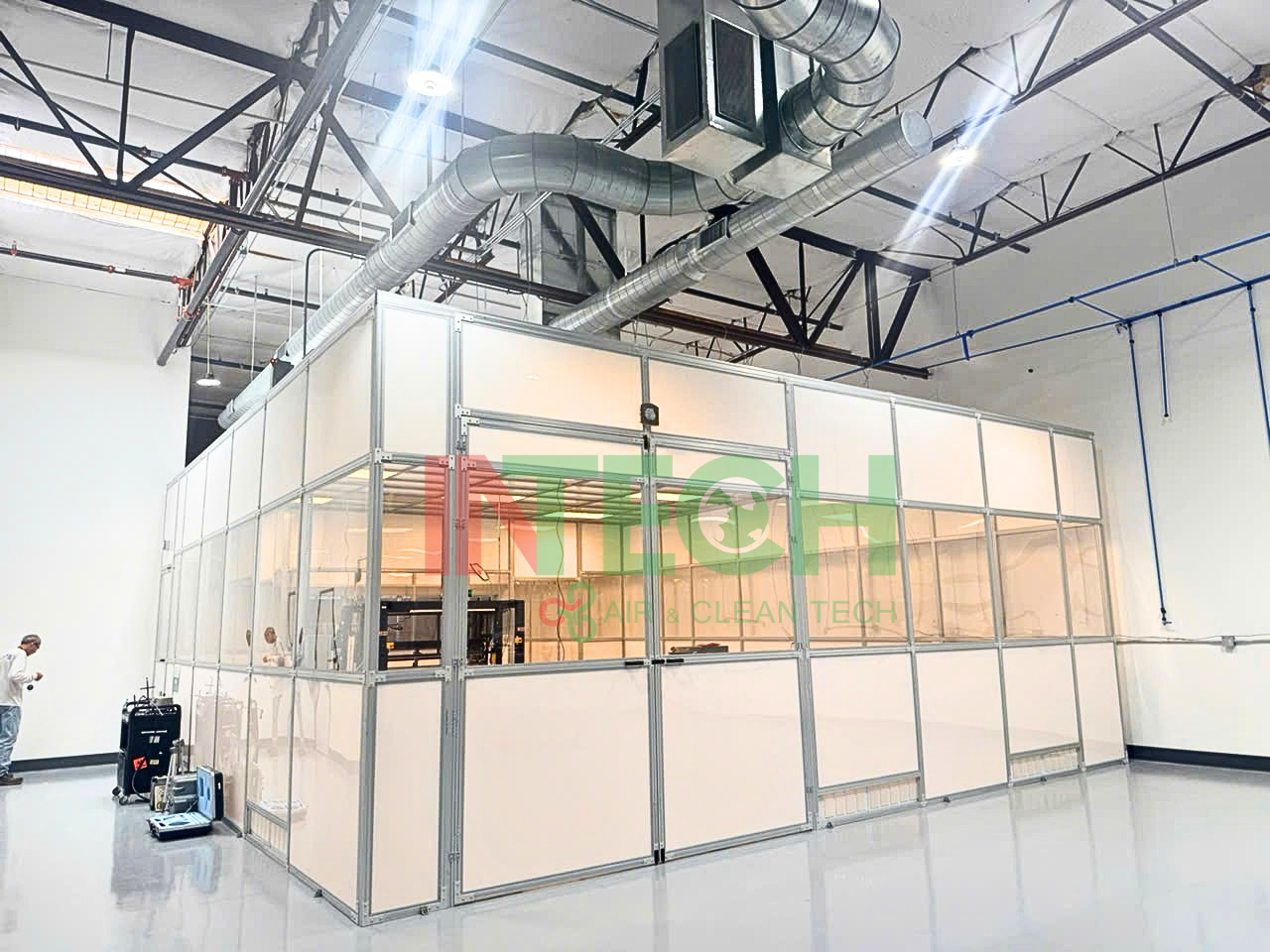 Chuyên gia từ C-Scan Technologies thực hiện đo kiểm đánh giá clean booth sau khi hoàn thiện.